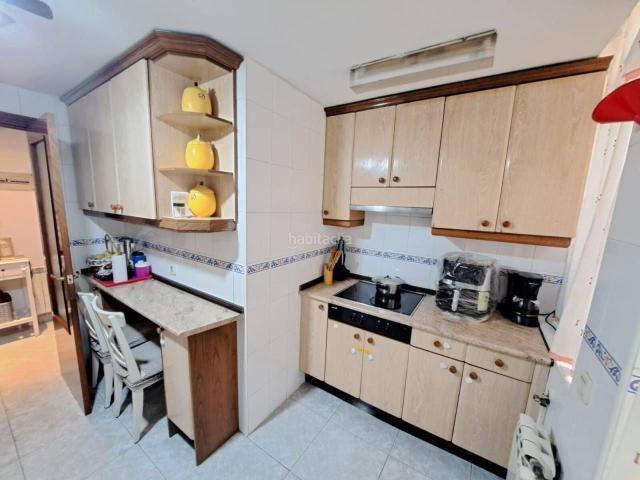Piso en venta en Parla, Reyes. Venta de PISO AMUEBLADO con 3 habitaciones y patio en Parla centro. Pisos.