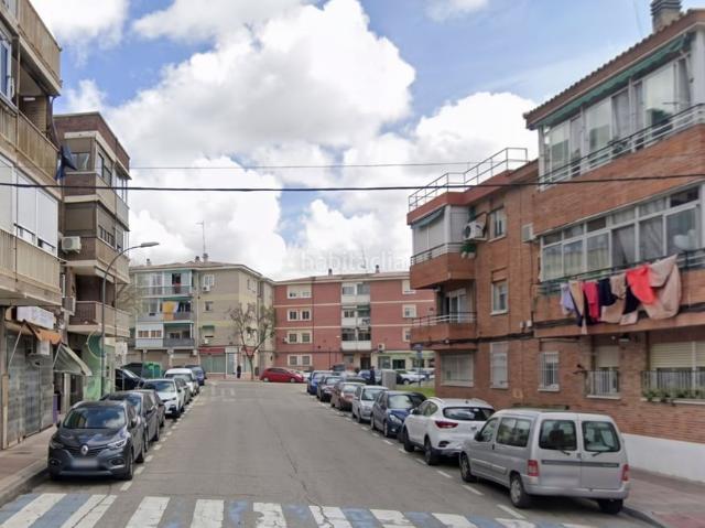 Piso en venta en Parla, Villayuventus Renfe. Piso de 3 dormitorios con terraza y patio en Parla Venta con ocupante sin título. Pisos.