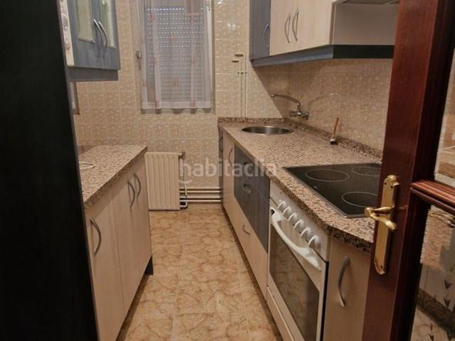 Piso en venta en Peñaranda de Bracamonte. SE VENDE PISO DE 3 DORMITORIOS EN BUEN ESTADO EN PLAZA DE PEÑARANDA. Pisos Peñaranda de.