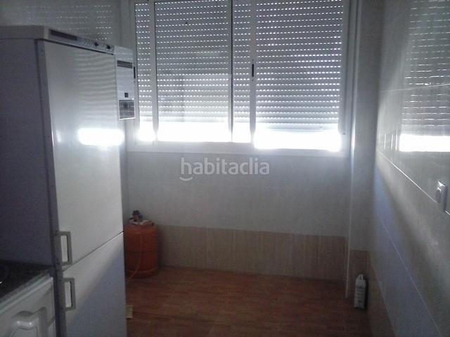 Piso en venta en Peñarroya Pueblonuevo. Excelente piso en el distrito de Pueblonuevo con una superficie de 90 m2, frente del ambulatorio, consta de 3 dormitorios, 1 saló. Pisos Peñarroya.