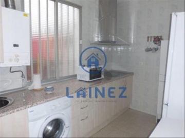 Piso en venta en Peñarroya Pueblonuevo. Piso de 75 m2 con un patio que tiene 2 naves con un total de 400 m2. El piso dispone de 2 dormitorios, salón comedor, baño, cocina. Pisos Peñarroya.