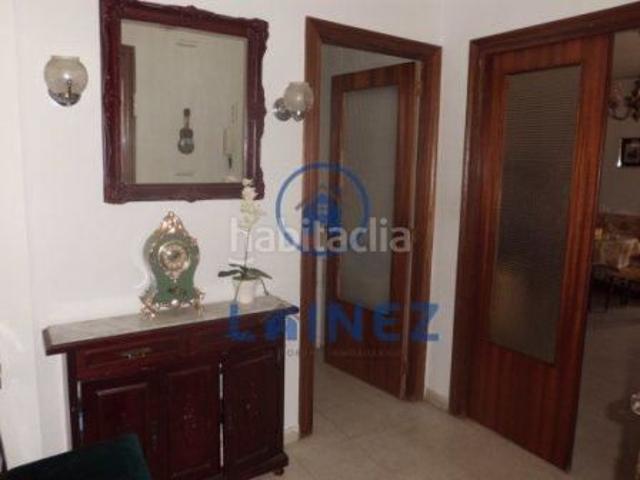 Piso en venta en Peñarroya Pueblonuevo. Piso de 75 m2 con un patio que tiene 2 naves con un total de 400 m2. El piso dispone de 2 dormitorios, salón comedor, baño, cocina. Pisos Peñarroya.