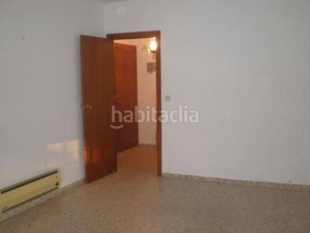 Piso en venta en Peñarroya Pueblonuevo. Piso planta baja al lado del ambulatorio, muy bien situado, compuesto por salón comedor amplio, cocina, terraza patio pequeño, bañ. Pisos Peñarroya.