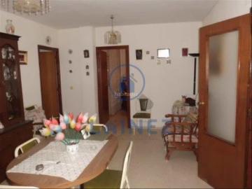 Piso en venta en Peñarroya Pueblonuevo. Piso situado en un 1º y esta compuesto por: 4 dormitorios, 2 baños, cocina equipada, 1 salón comedor, 2 aires acondicionados uno e. Pisos Peñarroya.