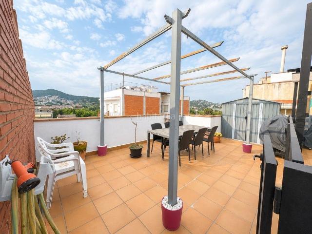 Piso en venta en Pineda de Mar, Centre. Exclusivo piso seminuevo con terraza privada de 45 m, piscina y parking. Pisos Pineda de.