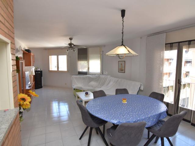 Piso en venta en Pineda de Mar, Centre. Piso en venta en Pineda de Mar, a 50 metros del mar, con 3 habitaciones y todo exterior. Pisos Pineda de.