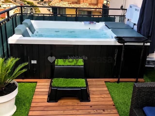 Piso en venta en Pineda de Mar, Poblenou. SOBREÁTICO ÚNICO EN PINEDA DE MAR 102 M, 36,5 M DE TERRAZA, JACUZZI Y PARKING A 350 M DE LA PLAYA. Pisos Pineda de.