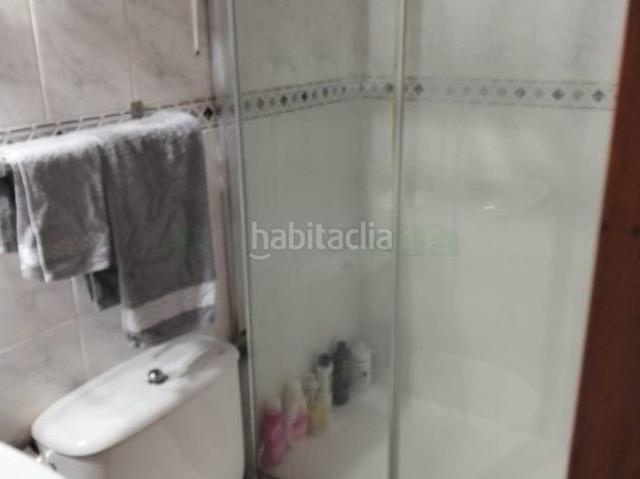 Piso en venta en Pineda de Mar, Poblenou. Ideal per a inversors. Lhabitatge es ven amb un llogater vigent i contracte de lloguer en vigor fins al gener de 2028, fet que gar. Pisos Pineda de.
