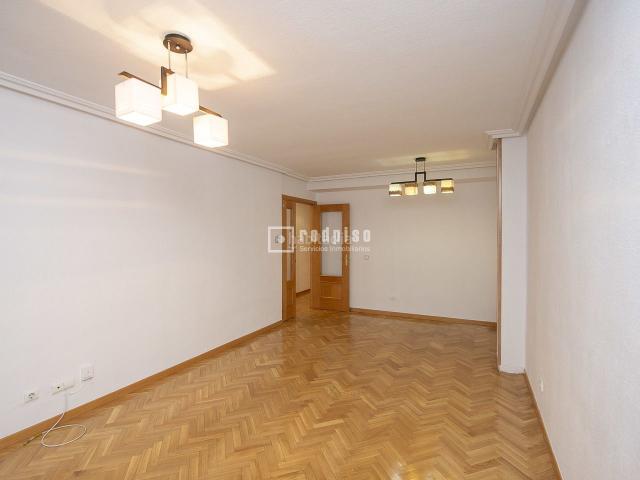 Piso en venta en Pinto, Centro Ayuntamiento. ESPECTACULAR PISO DE 102M2 DE 3 HABITACIONES CON ASCENSOR, GARAJE Y TRASTERO EN PLENO CORAZÓN DE PINTO. Pisos.