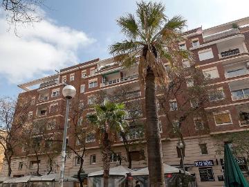 Piso en venta en plaza Artos, Barcelona, de 72 m² 3 habitaciones por 499.000