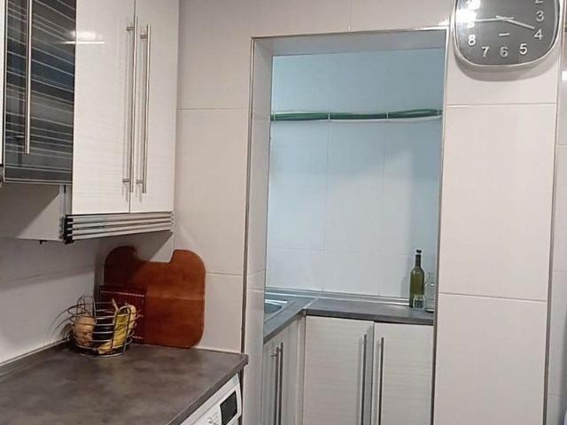 Piso en venta en plaza De Bac de Roda, Badalona, de 63 m² 2 habitaciones por 200.000