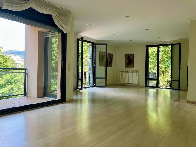 Piso en venta en plaza De Catalunya, Olot, de 179 m² 4 habitaciones por 499.000