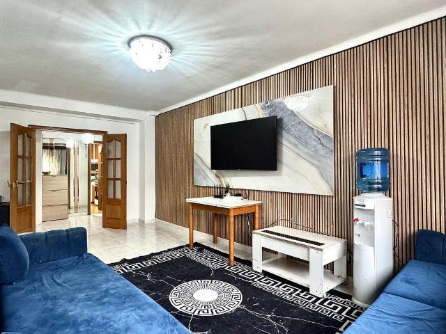 Piso en venta en plaza De Catalunya, Salt, de 88 m² 4 habitaciones por 190.000