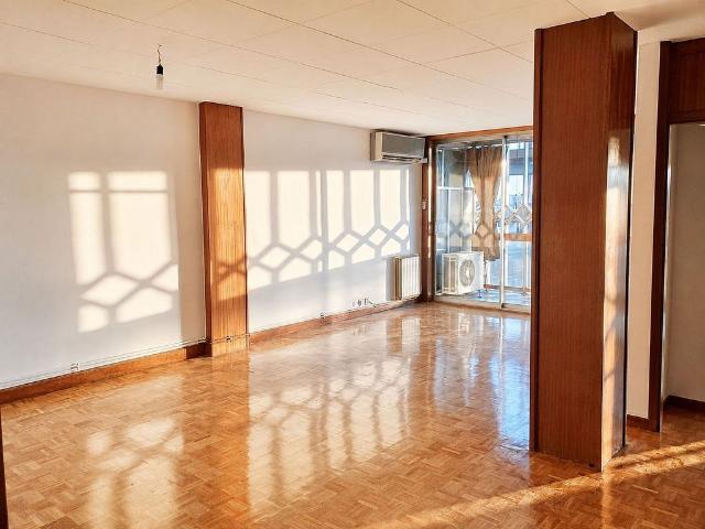 Piso en venta en plaza De Gal·la Placídia, Barcelona, de 84 m² 2 habitaciones por 610.000