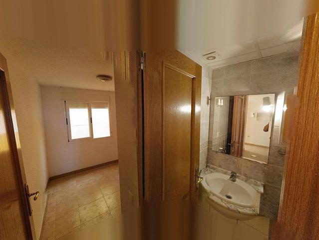 Piso en venta en plaza De la Ribera, Montcada i Reixac, de 53 m² 2 habitaciones por 80.000