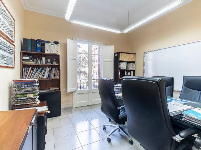 Piso en venta en plaza De la Vila de Madrid, Barcelona, de 130 m² 4 habitaciones por 495.000