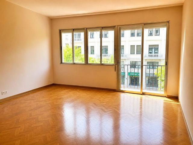 Piso en venta en plaza De Les Beates, Barcelona, de 110 m² 4 habitaciones por 470.000