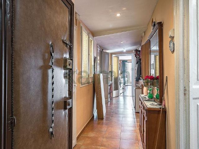 Piso en venta en plaza De Les Beates, Barcelona, de 95 m² 3 habitaciones por 370.876