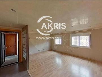 Piso en venta en plaza De Les Canàries, Badalona, de 70 m² 3 habitaciones por 114.100