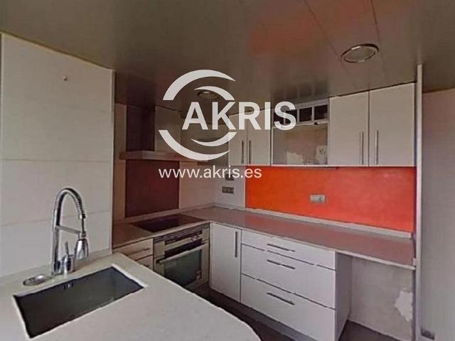 Piso en venta en plaza De Les Canàries, Badalona, de 70 m² 3 habitaciones por 114.100