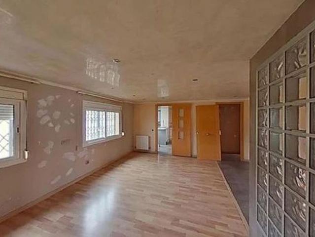 Piso en venta en plaza De Les Canàries, Badalona, de 70 m² 3 habitaciones por 125.500