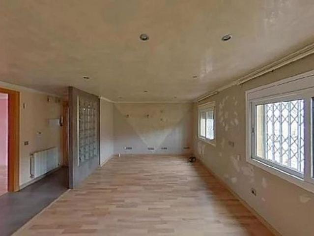 Piso en venta en plaza De Les Canàries, Badalona, de 70 m² 3 habitaciones por 125.500