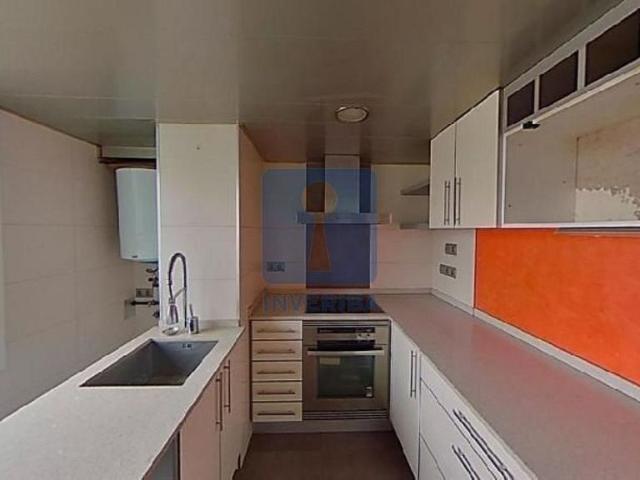 Piso en venta en plaza De Les Canàries, Badalona, de 71 m² 3 habitaciones por 114.100