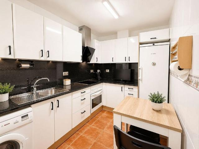 Piso en venta en plaza De Les Casernes, Vilanova i La Geltrú, de 76 m² 3 habitaciones por 305.000