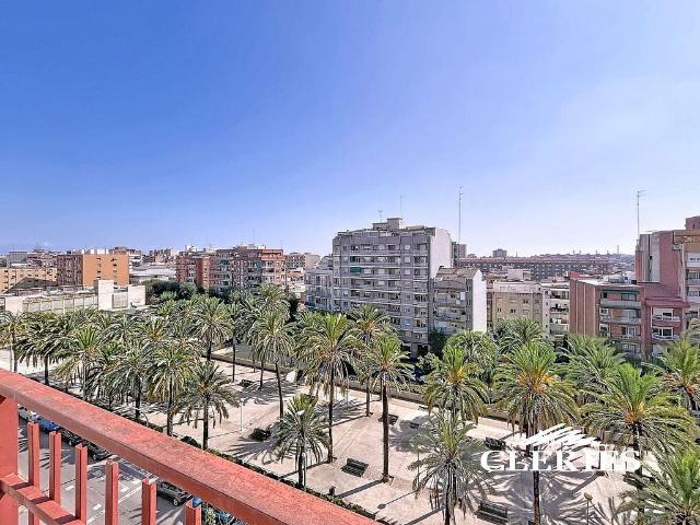 Piso en venta en plaza De Trafalgar, Badalona, de 105 m² 4 habitaciones por 344.000