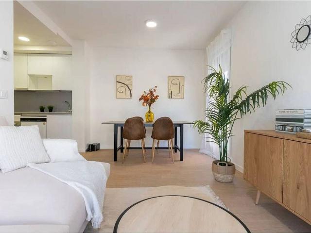 Piso en venta en plaza Dels Jardins D'alfàbia, Barcelona, de 60 m² 2 habitaciones por 300.000