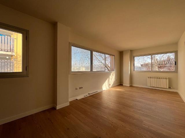 Piso en venta en plaza S Narcis, Girona, de 75 m² 4 habitaciones por 260.000