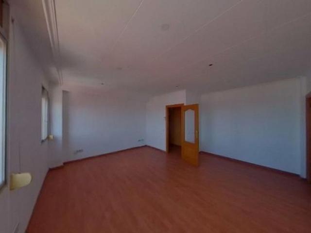 Piso en venta en plaza Sant Ildefons, Cornellà de Llobregat, de 53 m² 2 habitaciones por 129.190