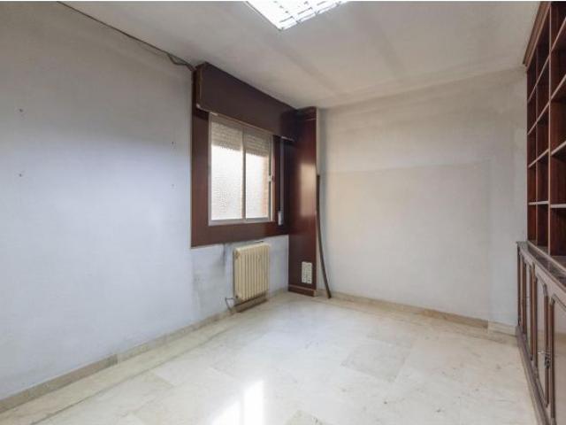 Piso en venta en pleno centro de Granada – Planta alta, garaje y gran potencial de reforma
