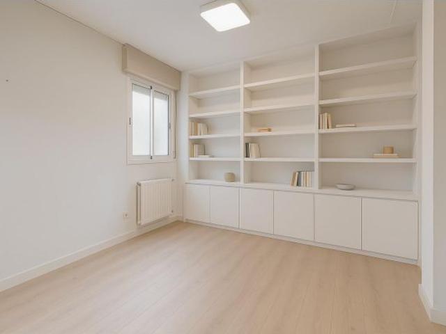 Piso en venta en pleno centro de Granada – Planta alta, garaje y gran potencial de reforma