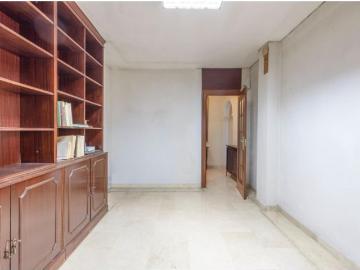 Piso en venta en pleno centro de Granada – Planta alta, garaje y gran potencial de reforma