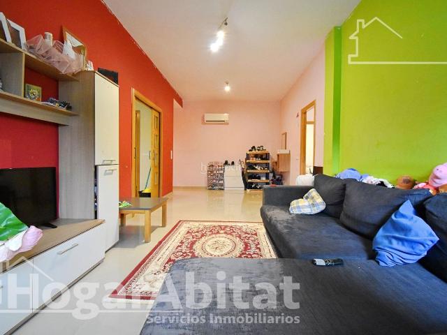 Piso en venta en Pobla del Duc la. MUY AMPLIO Y ESQUINERO CON GARAJE Y ASCENSOR, TODO AMUEBLADO Y CERCA DEL CENTRO. Pisos Pobla del Duc.