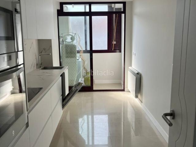 Piso en venta en Poio, Samieira. Piso totalmente reformado con 2 plazas de garaje. Pisos.