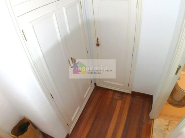 Piso en venta en Ponferrada, Centro. se vende piso en el centro de Ponferrada con 5 habitaciones, 3 baños, cochera, trastero, orientación suroeste, muy luminoso. Pisos.