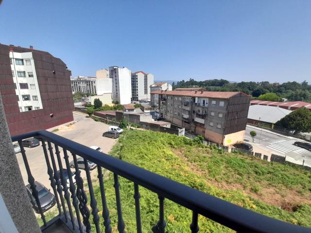 Piso en venta en Ponteareas. Piso con muy poco uso, soleado, con vistas. Con 3 dormitorios, 2 baños, salón y cocina. Pisos.