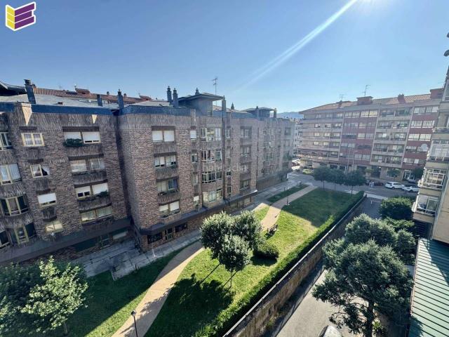 Piso en venta en Porriño O. Amplio piso en zona alta de Porriño. Exterior y soleada. Garaje y bodega. Pisos Porriño.