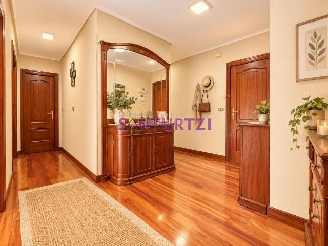 Piso en venta en Portugalete, Centro. Vivienda amplia con terraza, garaje y trastero en Avenida Abaro, Portugalete. Pisos.