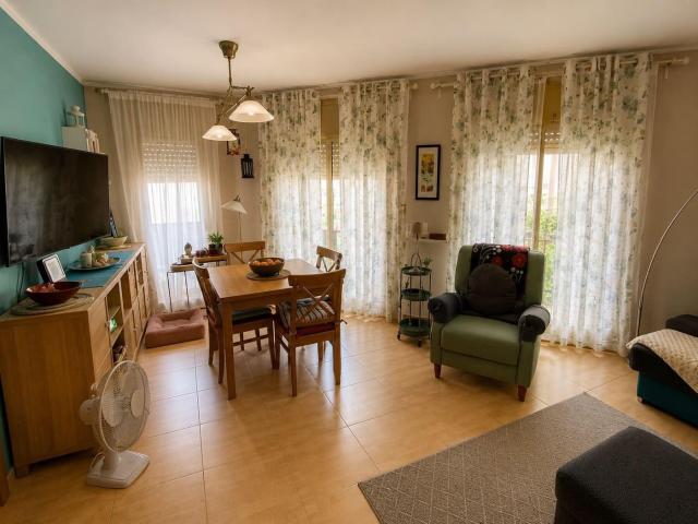Piso en venta en Premià de Mar, Zona Alta. Piso ARRENDADO HASTA MAYO 2028 esquinero en el centro de Premià de Mar con gran balconada, patio 4 habitaciones y 2 baños y rent. Pisos Premià de.