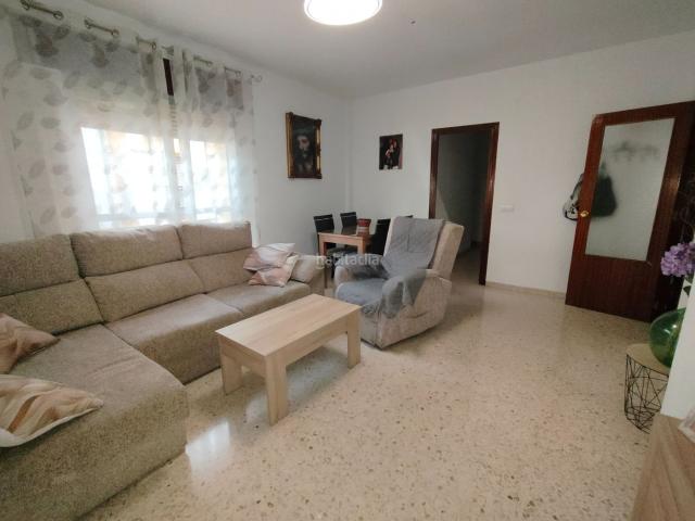 Piso en venta en Priego de Córdoba. *Piso amplio de 3 dormitorios con ascensor y 2 balcones en Avenida de España*. Pisos Priego de.