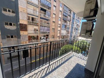 Piso en venta en Plaça de l'Agricultura - Balcón