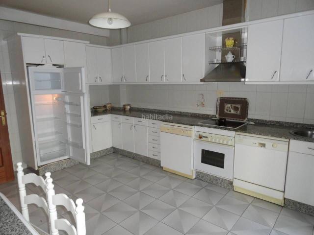 Piso en venta en Rúa A. Amplio y luminoso piso ubicado en zona céntrica de la localidad de A Rúa de Valdeorras muy próximo a los principales servicios de. Pisos Rúa.