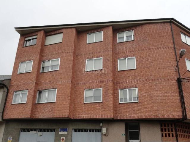 Piso en venta en Rúa A. Inmueble de 97m2 completamente amueblado ubicado en A Rúa de Valdeorras, en una zona tranquila, con fácil aparcamiento y con vista. Pisos Rúa.