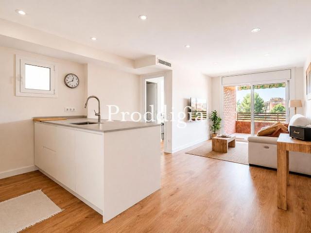 Piso en venta en Rubí, Mercat. Magnífica vivienda situada en el centro de Rubí. Pisos.