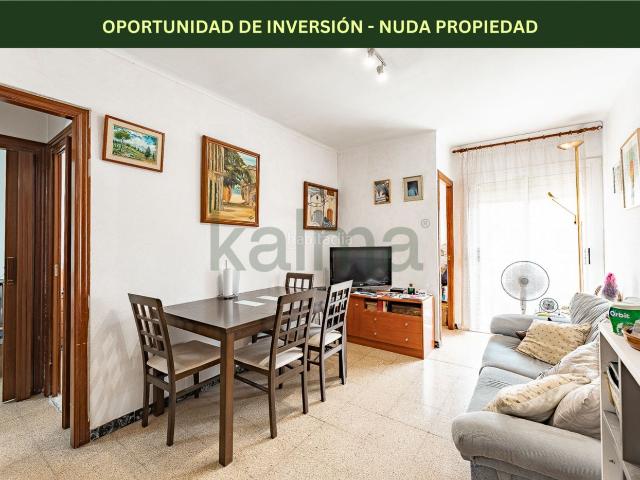 Piso en venta en Rubí, Mercat. NUDA PROPIEDAD en venta en Calle Víctor Balaguer. Pisos.