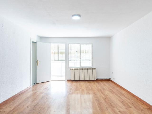 Piso en venta en Rubí, Progrés. Amplio piso exterior de 4 habitaciones en el Grupo 25 de Septiembre, Rubí Vivienda de 97 m², muy espaciosa y totalmente exterior. Pisos.