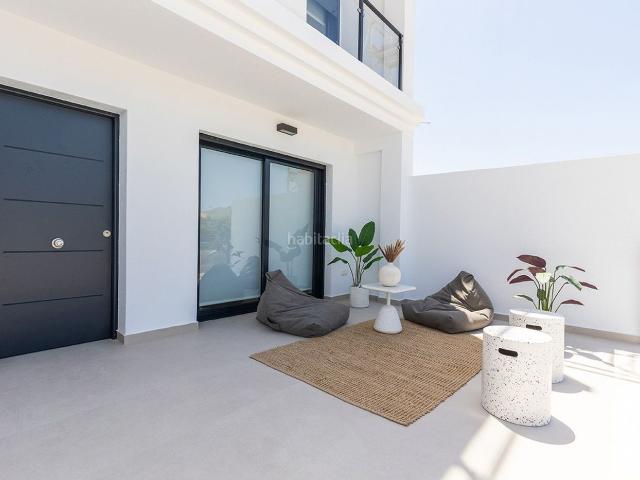 Piso en venta en Rafal. Villa Semidetached de 4 dormitorios y 3 baños con piscina y jardín en RAFAL. Pisos.